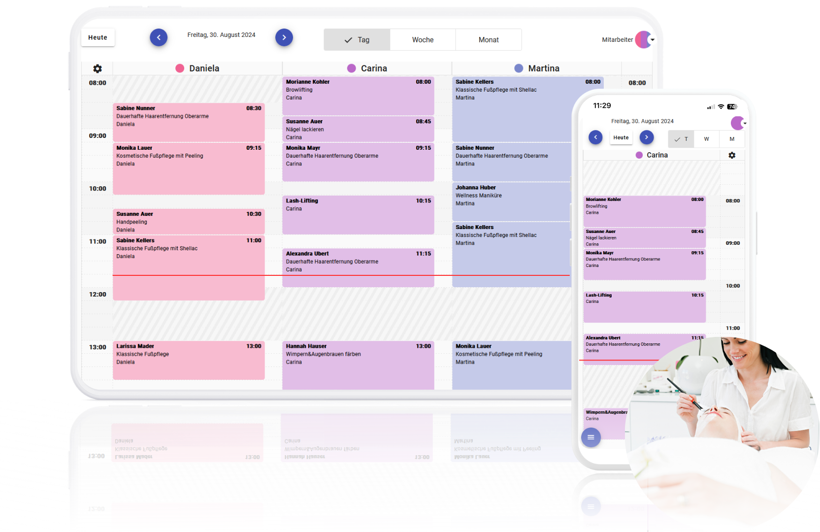 Eine Kalenderansicht von Calendall, angezeigt auf einem Desktop- und einem Smartphone-Bildschirm. Die Termine sind farblich nach Mitarbeiterinnen und Dienstleistungen wie Kosmetikbehandlungen und Lash-Lifting geordnet. Ein kleines Bild zeigt eine Kosmetikerin bei der Arbeit.